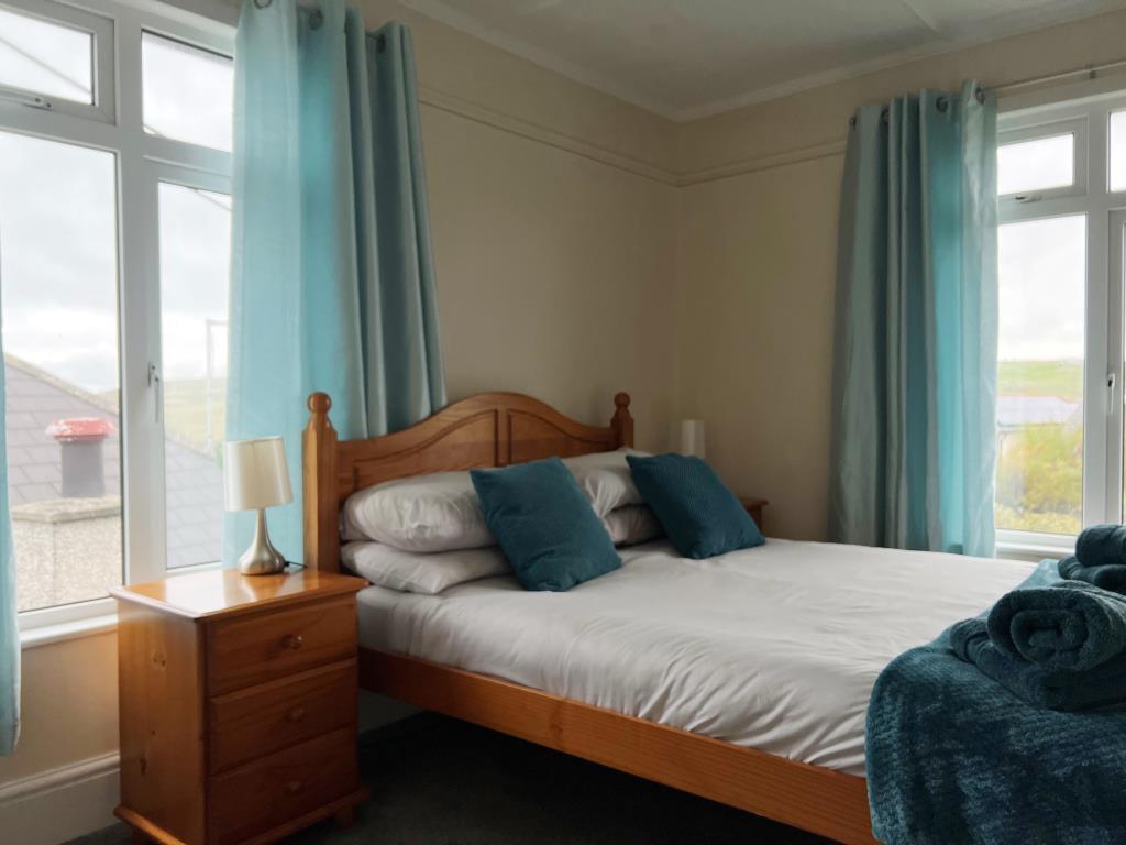 Lot: 75 - LARGE SEMI-DETACHED PROPERTY DIVIDED INTO ONE HOUSE AND THREE FLATS -